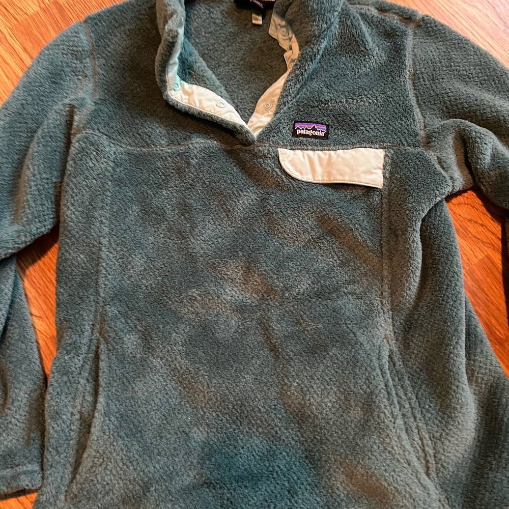 Patagonia juniors pullover. Size large.